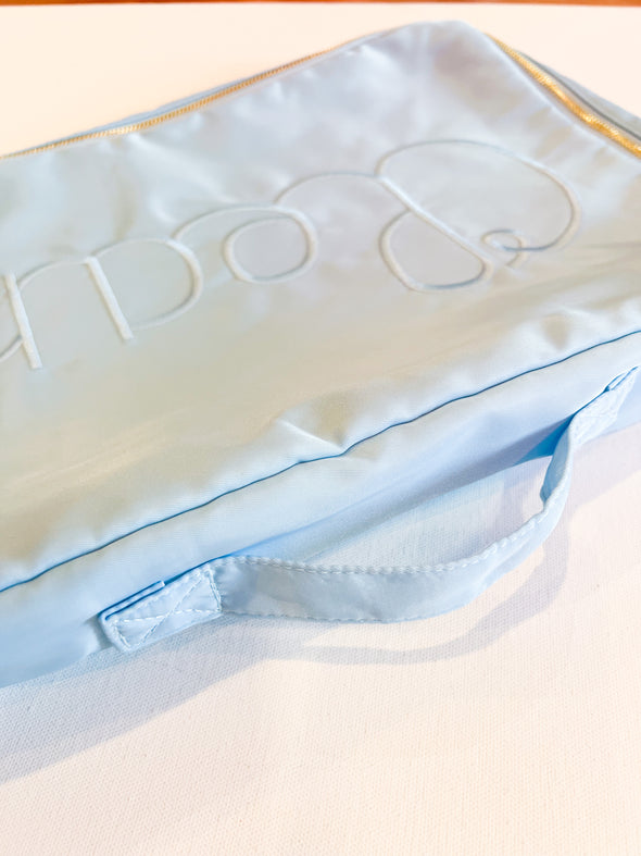 Close up of packing cube showing the handle 